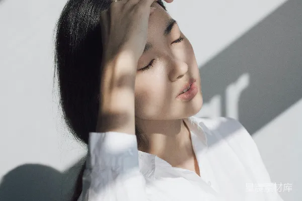 高清摄影 女人倚靠在白色桌子上