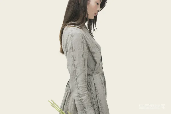 高清摄影 身穿灰色连衣裙的女人拿着花儿