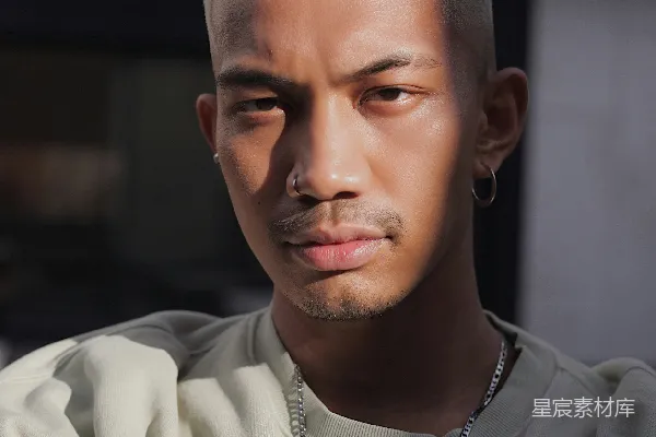 高清摄影 白衬衫男穿戴银色项链