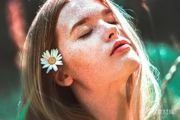 高清摄影 胸前佩戴一朵白花的女人