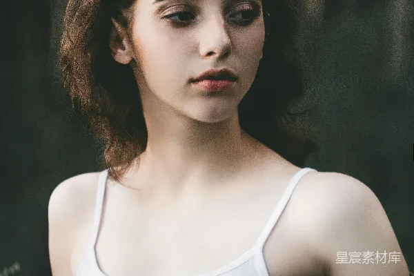 高清摄影 浅焦照片中的白色吊带衫女子