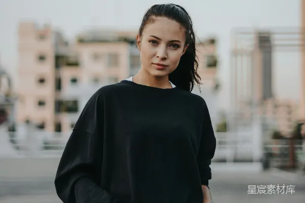 高清摄影 女人在户外的蓝色牛仔短裤口袋里插入两只手。