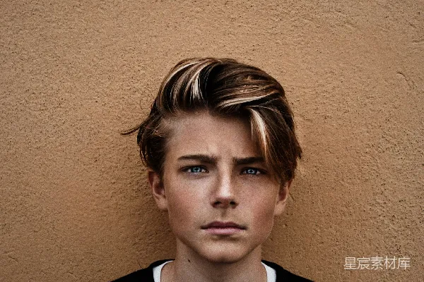 高清摄影 黑色毛衣上衣近旁的人靠近棕色墙壁