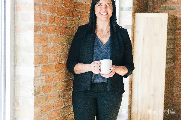 高清摄影 女人站在墙上拿着杯子