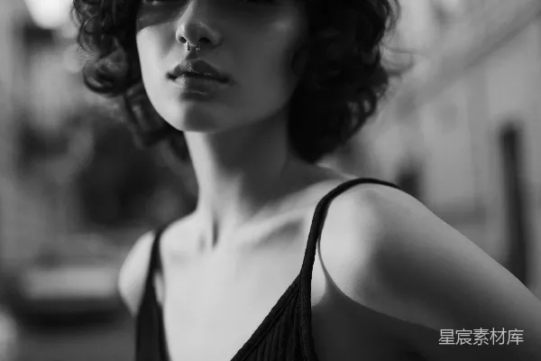 高清摄影 黑色吊带背心上衣的女人的灰度照片