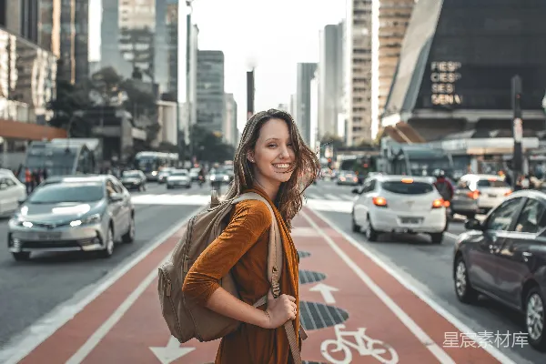 高清摄影 妇女站在马路中间