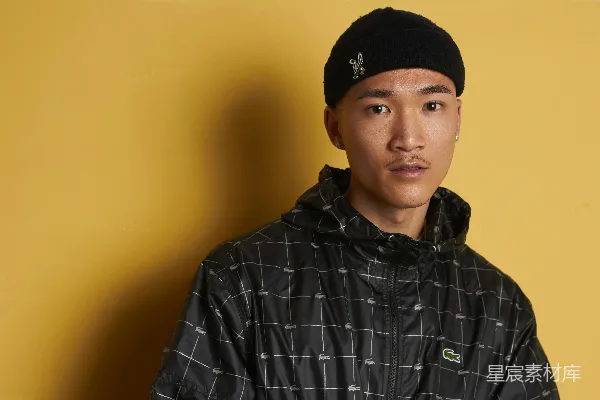 高清摄影 灰T恤衫外套的男人靠近马路