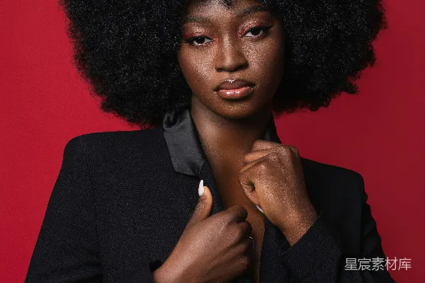 高清摄影 一个留着Afro卷发的女人站在红色背景前