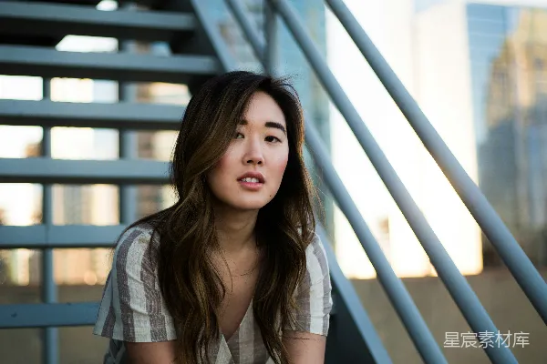 高清摄影 坐在白色金属阶梯上的女人