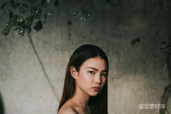 高清摄影 户外浅景深摄影中的女子站立 portrait of a woman standing outdoors in shallow focus photography