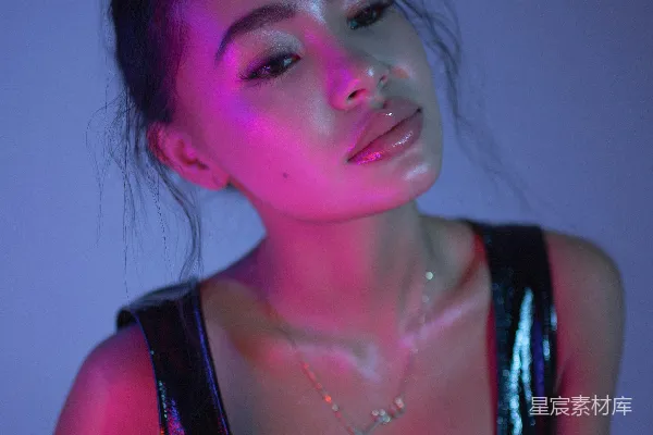 高清摄影 身穿黑色v领无袖上衣的女性