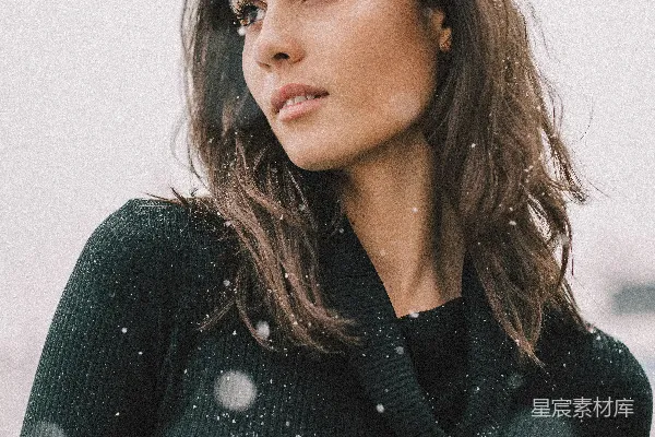 高清摄影 身穿黑色长袖衬衫的女子在雪地里。