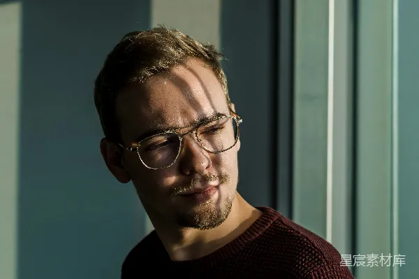 高清摄影 穿着褐色针织圆领毛衣的男人