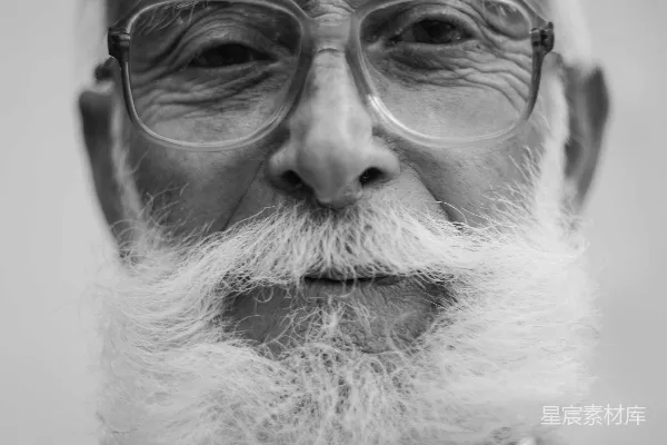 高清摄影 戴着眼镜的男人的灰色照片