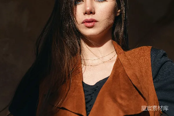 高清摄影 一个长发的女人穿着褐色背心
