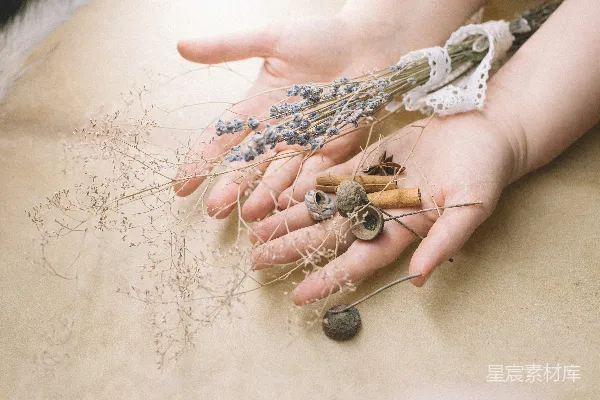 手上佩戴着银色和金色的项链