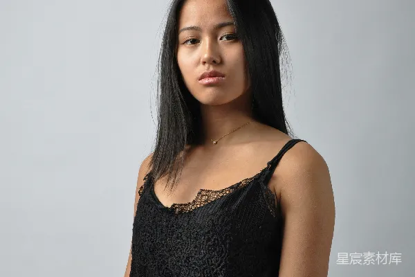 高清摄影 一个穿着黑色上衣和绿色裤子的女人