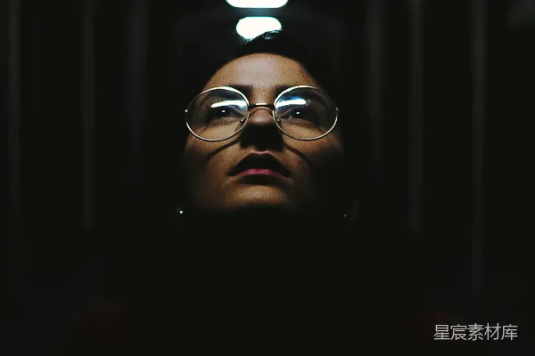 高清摄影 浅焦摄影中戴着银色框架眼镜的女人