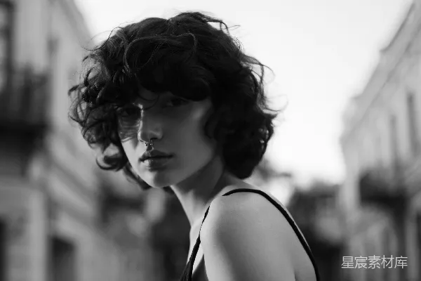 高清摄影 黑色吊带衫女士在公路中间的黑白摄影