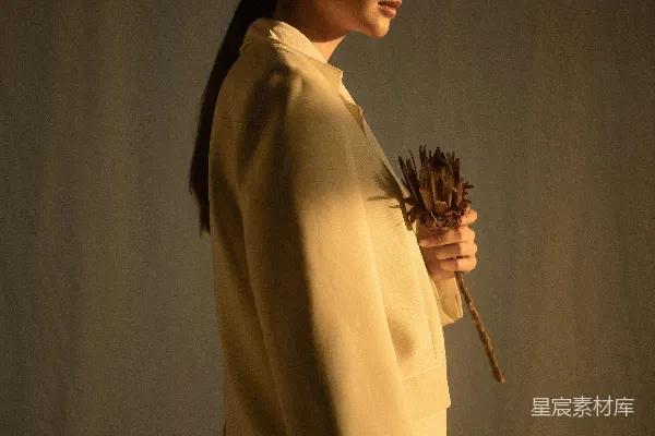 高清摄影 女士手持干花