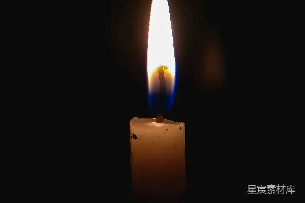 高清摄影 黑暗房间里的蜡烛照明