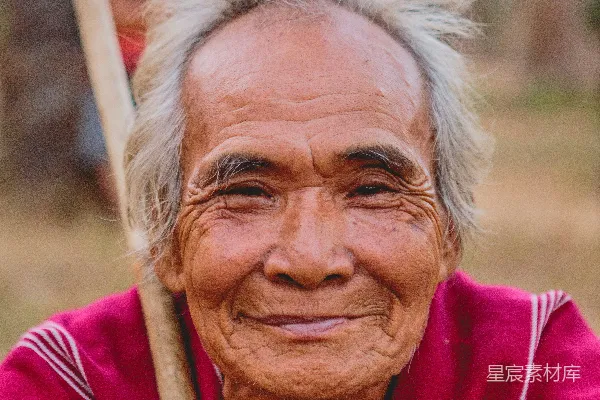 高清摄影 手持棕色棍子的男人微笑