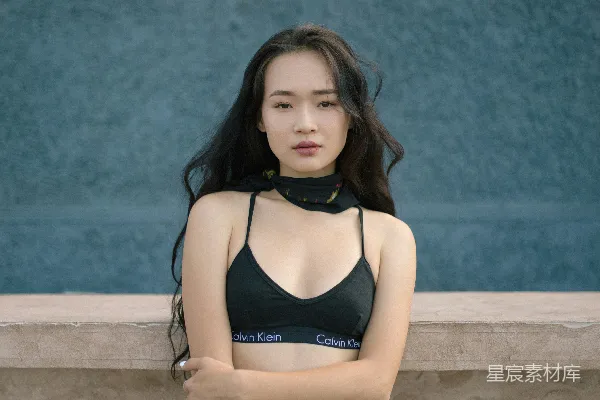 高清摄影 女人站在马路前方