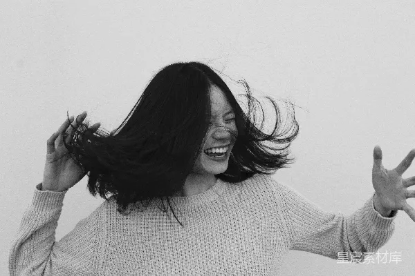 高清摄影 女人半色调照片，正在拨弄头发