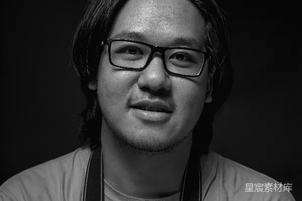 高清摄影 戴着眼镜和圆领衫的男人的黑白摄影