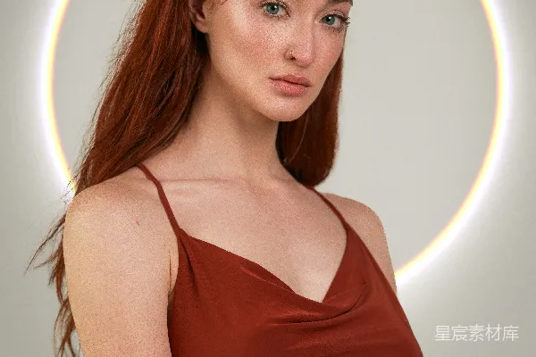 高清摄影 一个红发的女人穿着棕色的裙子。