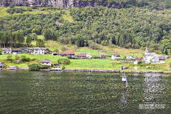 背景有一座山的湖泊