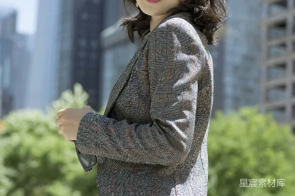 高清摄影 微笑的女人穿着红色、黑色和灰色格子西装外套