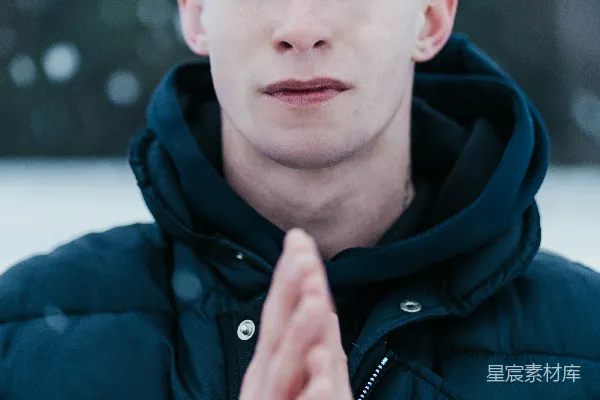 高清摄影 一个男人双手交叉放在面前