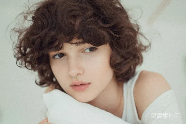 高清摄影 女性拥抱白色枕头