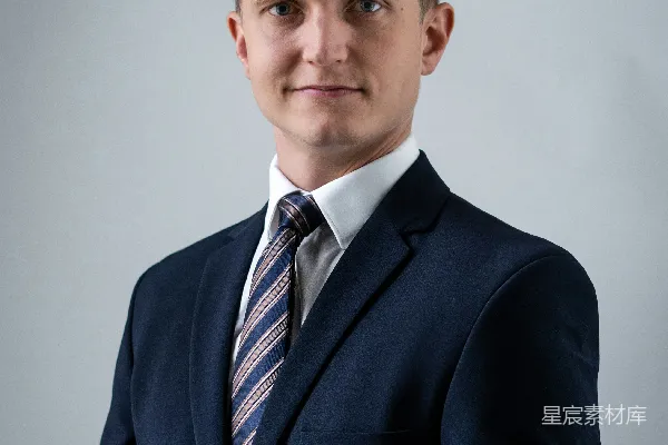 高清摄影 一身西装领带的男人正在拍照。