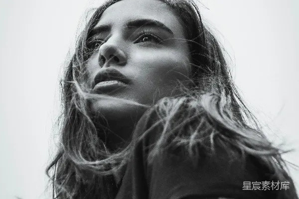 高清摄影 面部有头发的女人的黑白摄影