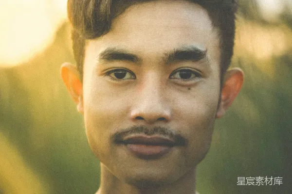 高清摄影 浅焦点摄影中的人物穿着黄色高领毛衣