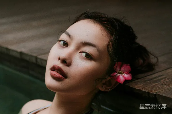 高清摄影 黑色和橙色吊带背心的女子