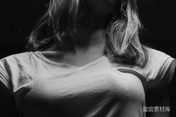高清摄影 女穿衬衫的黑白照片