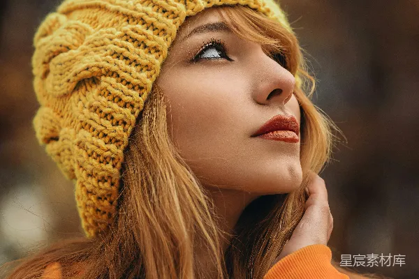 高清摄影 黄色帽子和橙色汗衫的女人