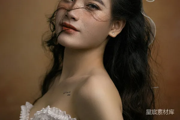 高清摄影 一个穿着白裙子的女人正在拍照。