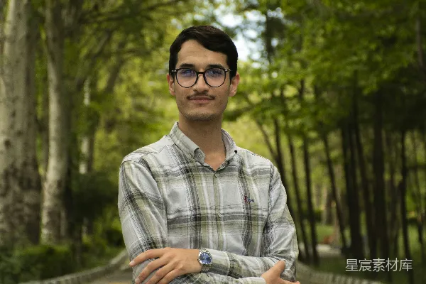 高清摄影 一个男人站在一条马路上