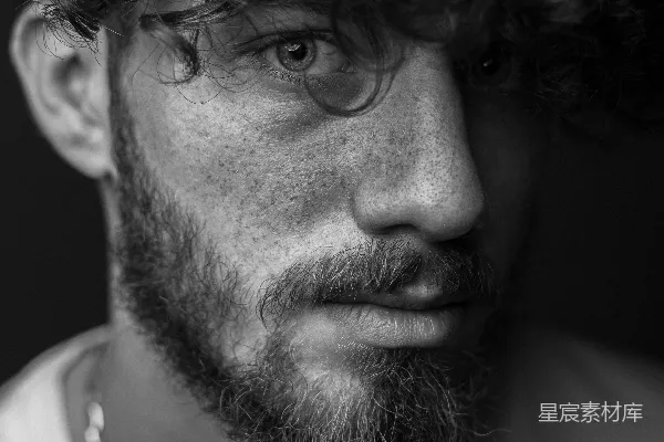 高清摄影 一个有着卷发的男人黑白照片