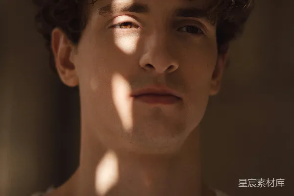 高清摄影 穿着灰色毛衣的男人
