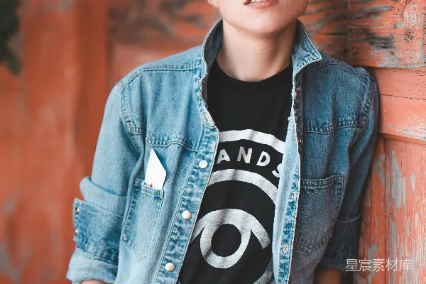 高清摄影 棕色木墙旁女性侧身 portrait 照