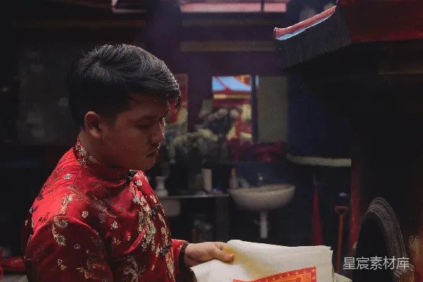 一个男人在读书。