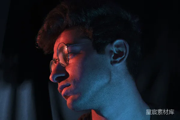 高清摄影 一个戴眼镜的年轻人在黑暗中