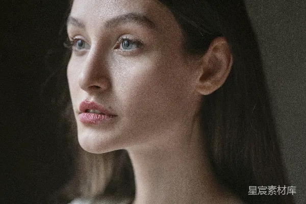 高清摄影 一个穿白色连衣裙的女人眺望着远方。