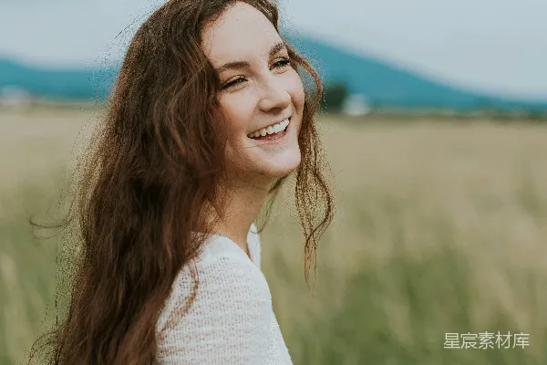 高清摄影 白天妇女微笑白发站在绿色草地上的场景