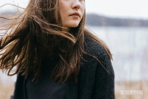 高清摄影 穿着黑色风衣套头衫的女人